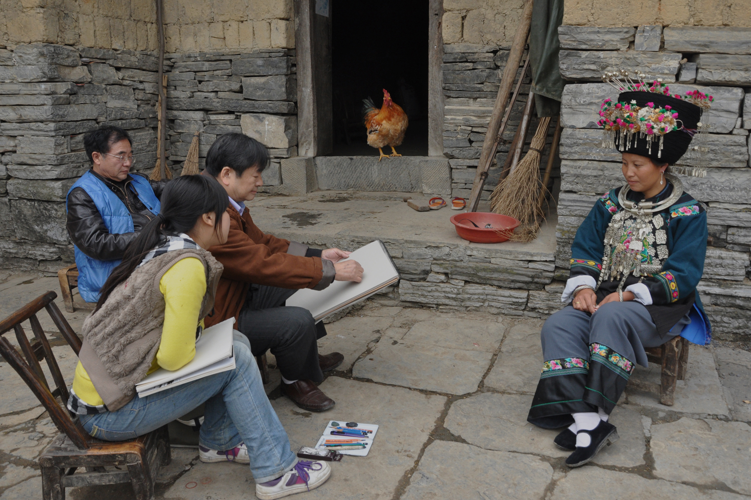 Yim Mau-Kun teaching students at Twin Bridge Art Studio