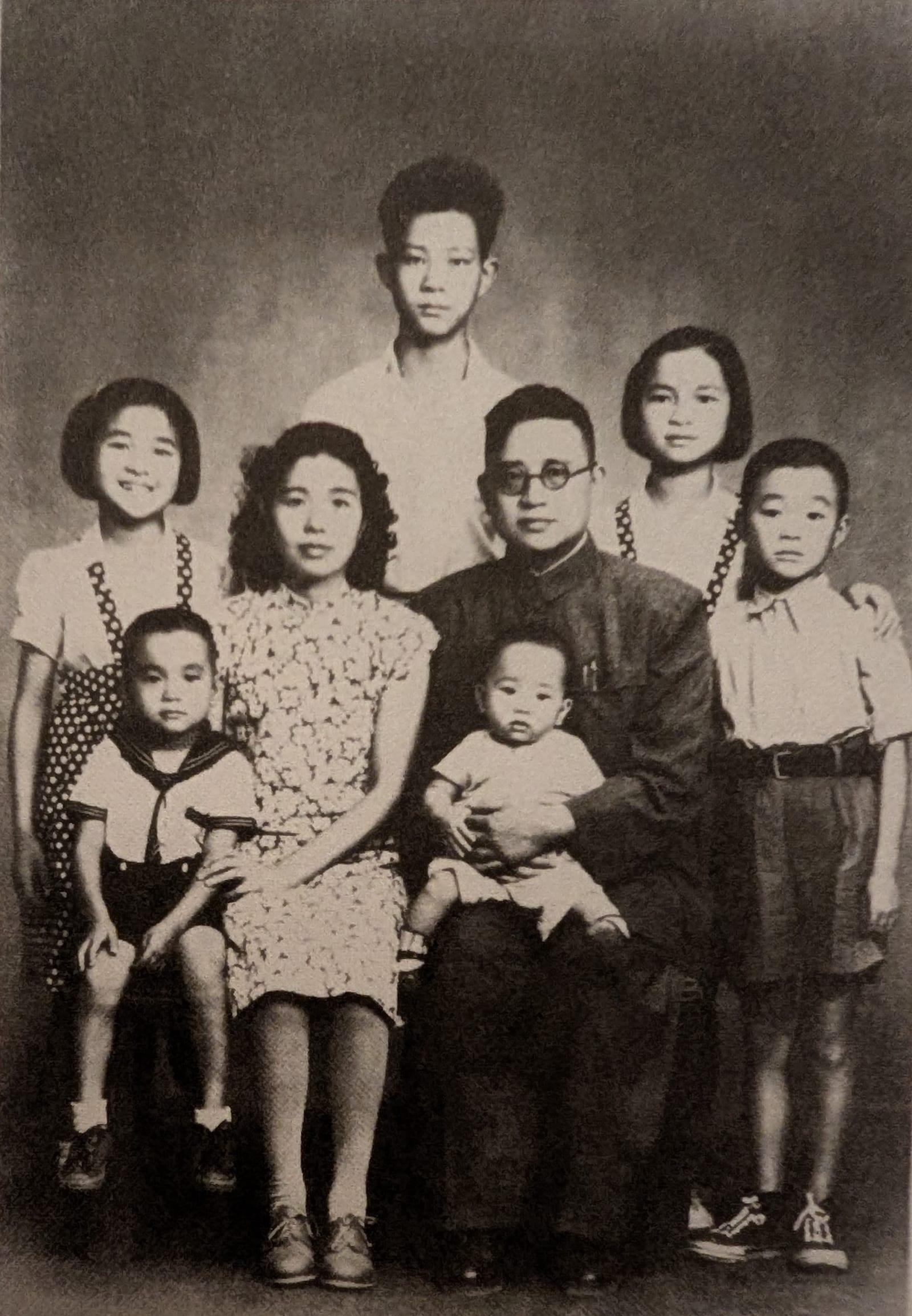 冉鵬全家福，1948 年攝於南京的黑白合影