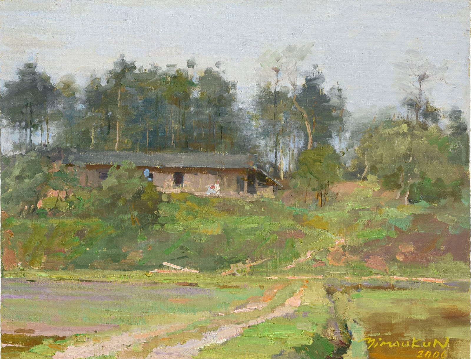 冉茂芹 2006 年油畫：丘陵間的農舍、樹林與前景的田野