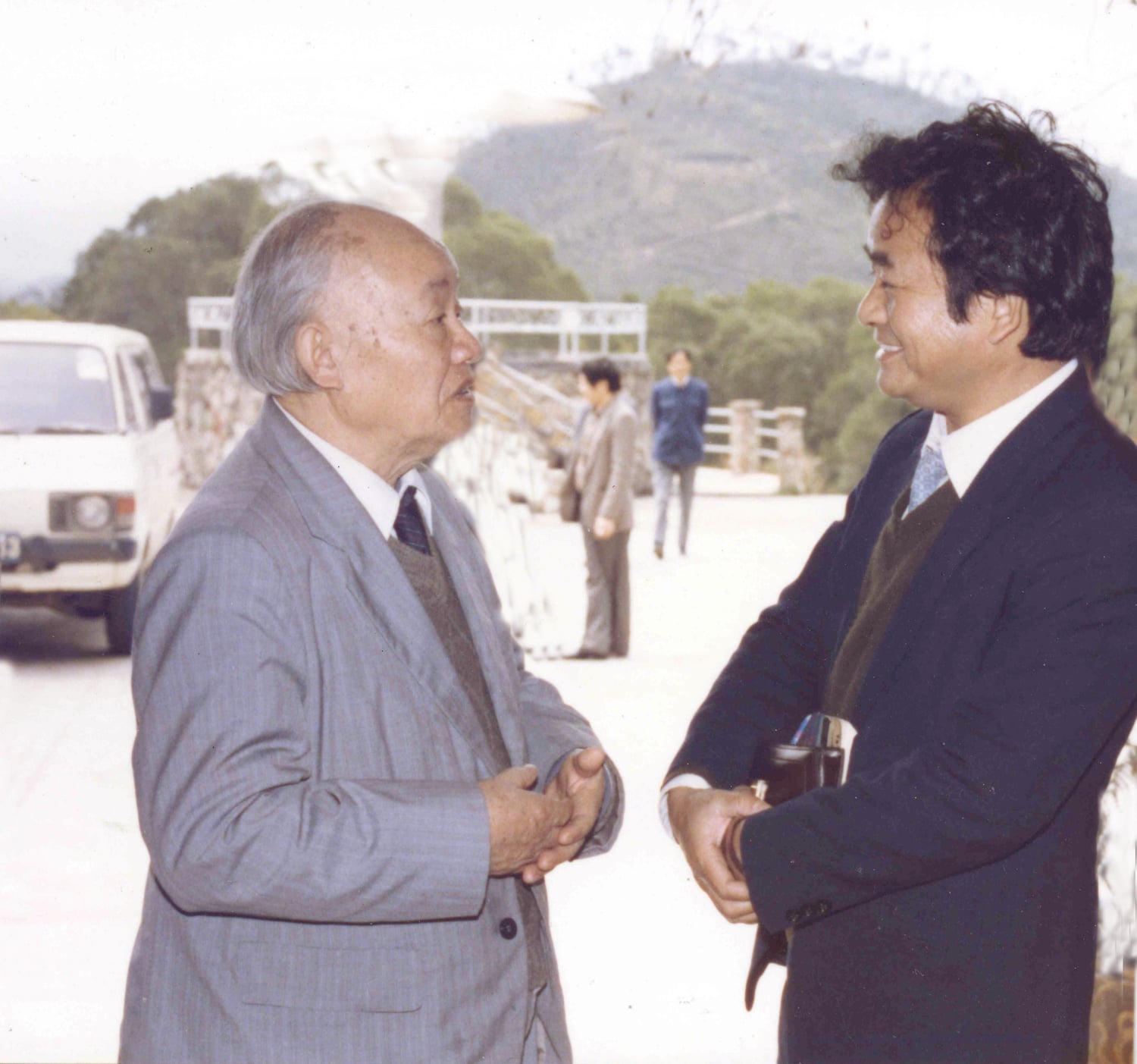 1980 年代，年長的胡一川院長與冉茂芹在戶外交談的合影